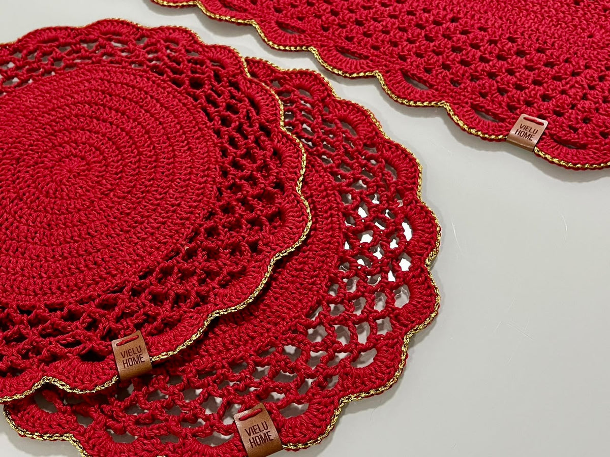 Detalhe de sousplats de crochê vermelho com etiqueta Vielu Home