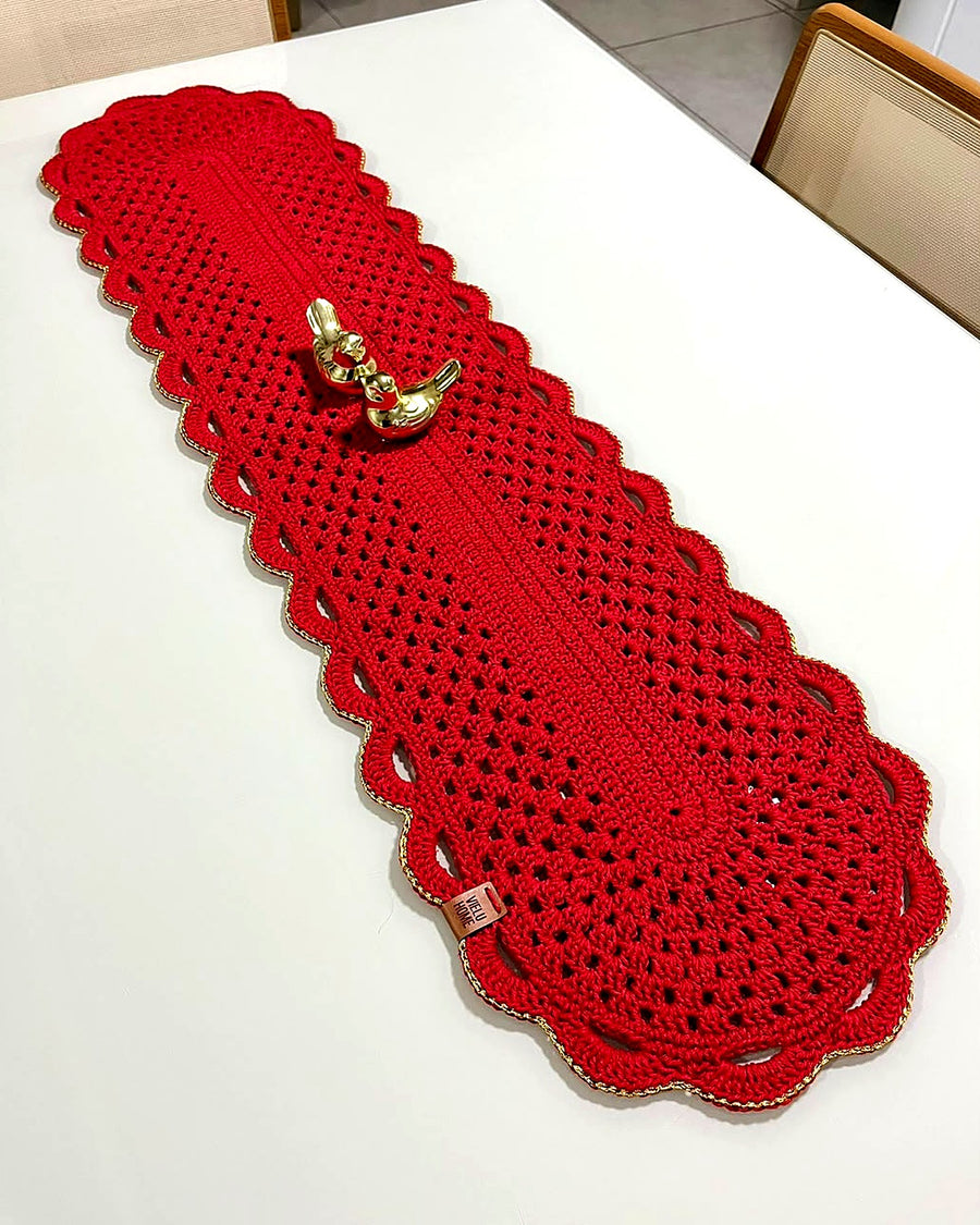 Caminho de mesa oval em crochê vermelho com borda dourada