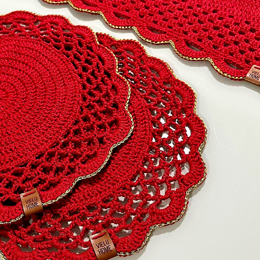 Detalhe do crochê vermelho com fio dourado e etiqueta Vielu Home