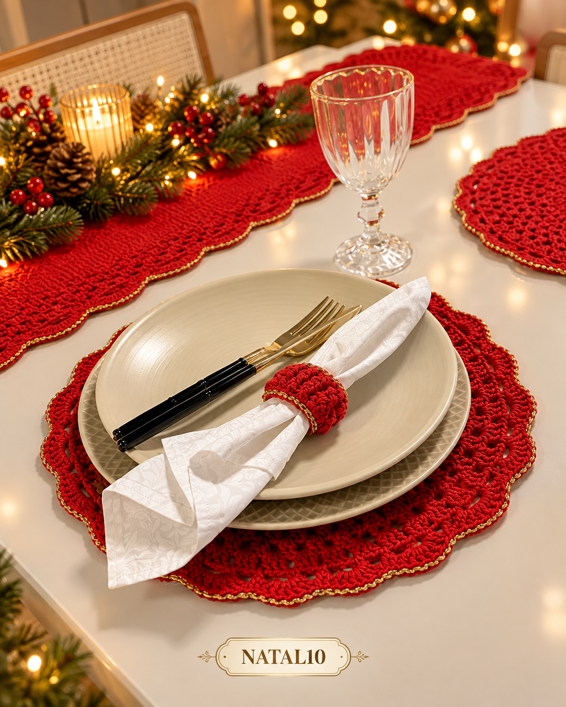 Lugar posto com sousplat e caminho de mesa em crochê vermelho em uma mesa de Natal